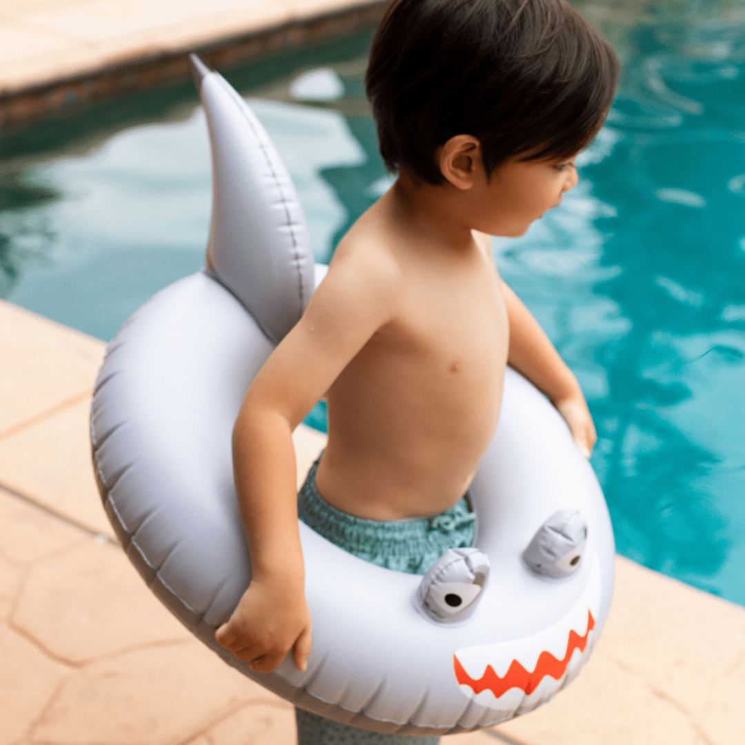 inflatable-animals-grey-shark-55-cm-Swim-Essentials-1